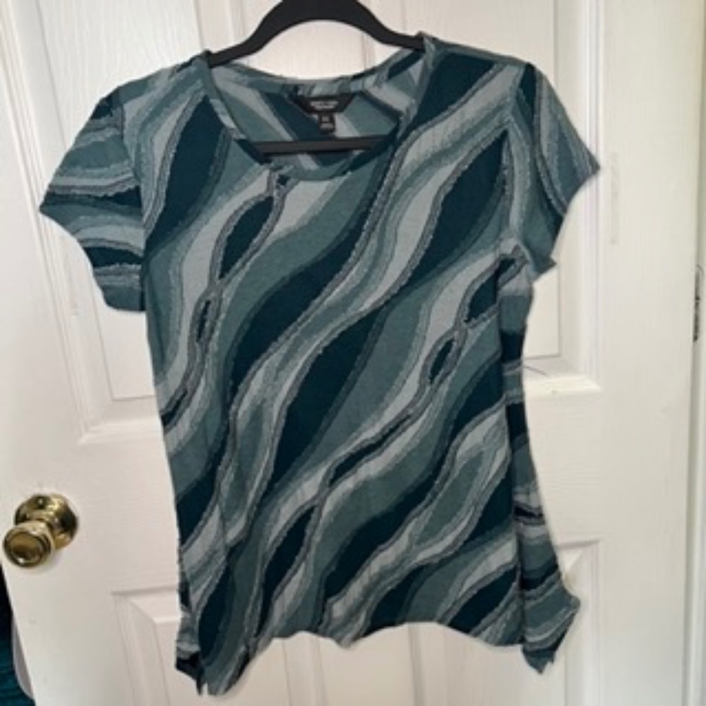 Simply Vera by Vera Wang Textured top lettuce trim | blue green wavy shirt | XS